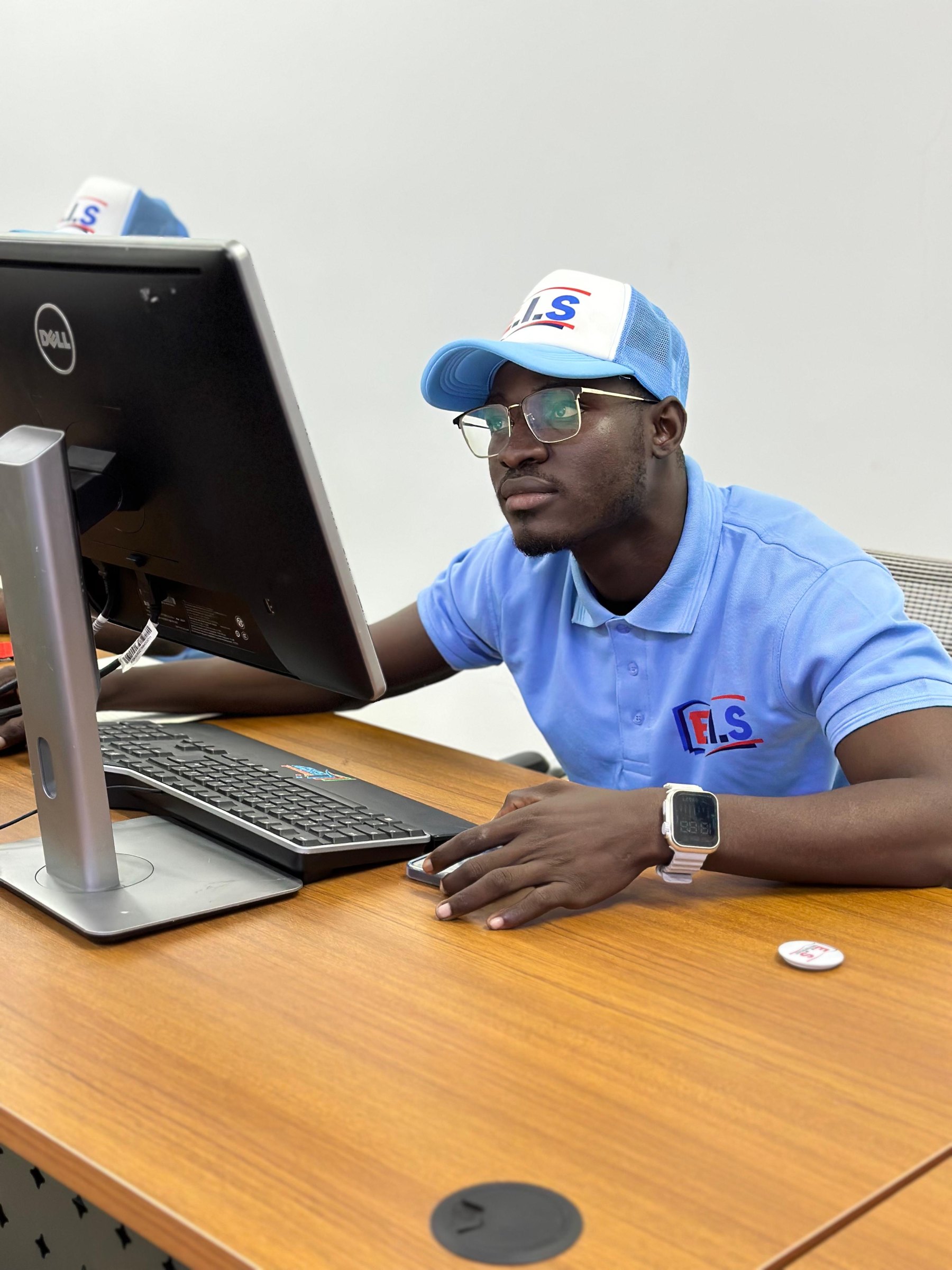 Estudante em atividade tecnológica