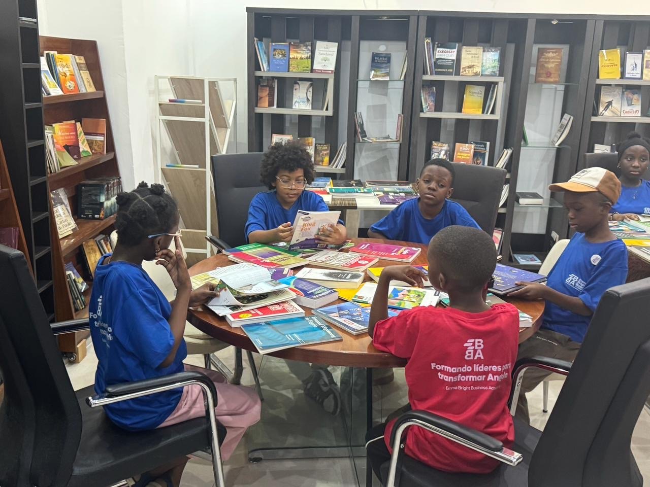 Estudantes da E.I.S. numa atividade de aprendizagem com livros